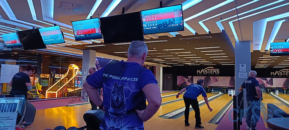 grupa os&oacute;b na kręgielni