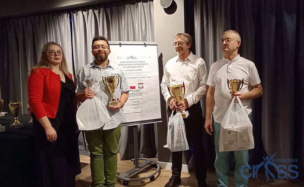 grupa os&oacute;b z pucharami