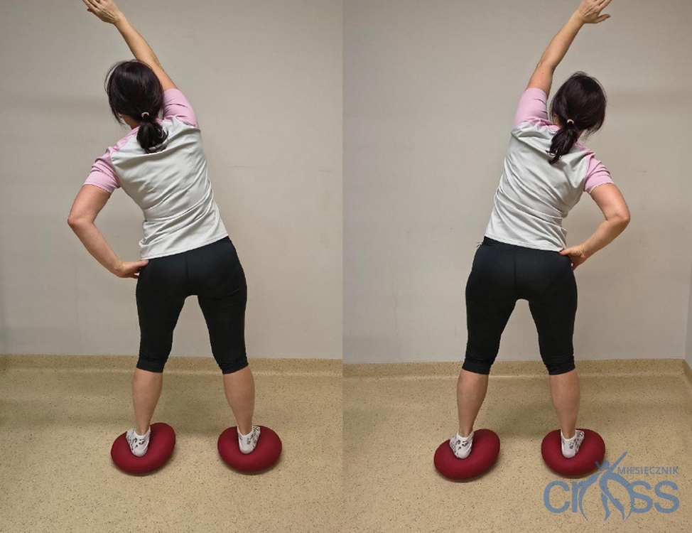 kobieta stojąca tyłem na podkładkach wygina ręce raz w jedną raz w drugą stronę
