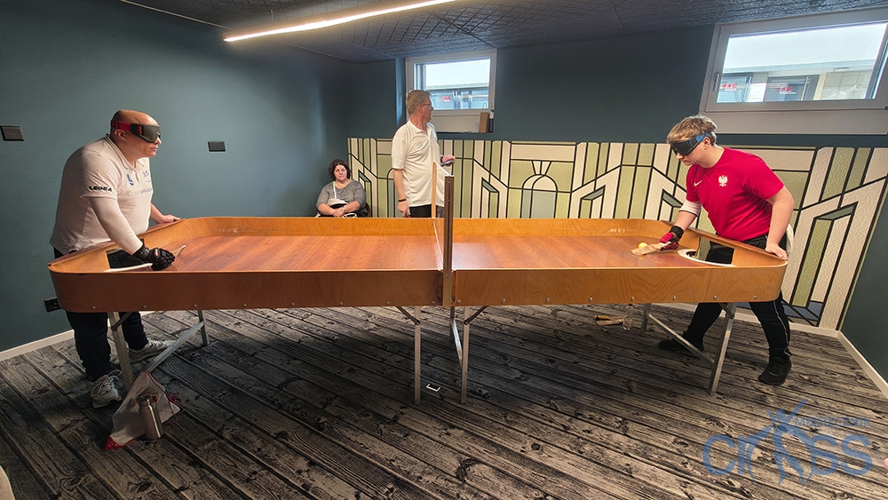 osoby przy stole do gry