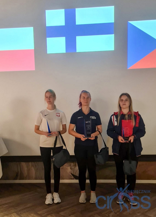 grupa os&oacute;b na podium