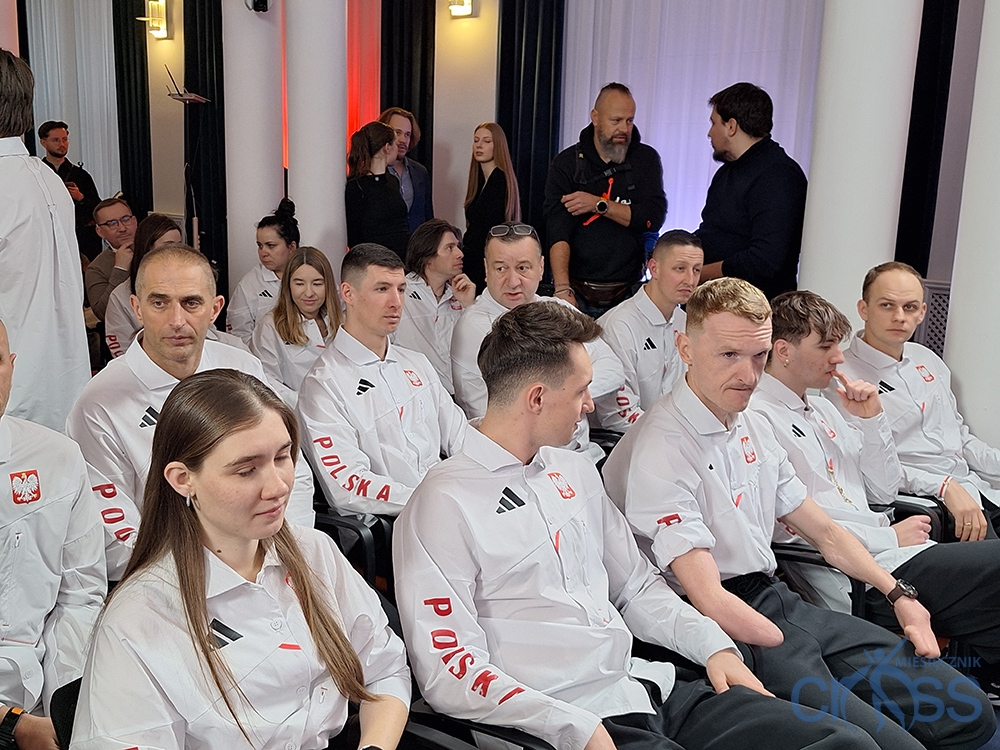 grupa os&oacute;b w białych koszulkach reperezentacyjnych