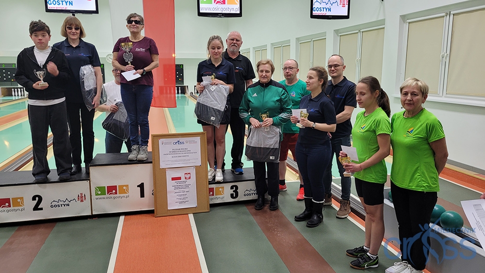 grupa os&oacute;b z pucharami