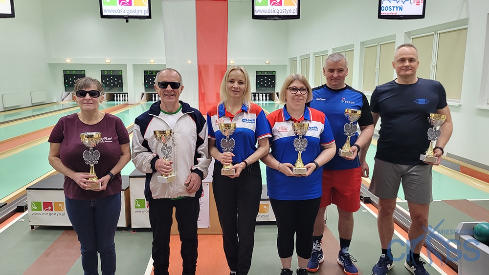 grupa os&oacute;b z pucharami