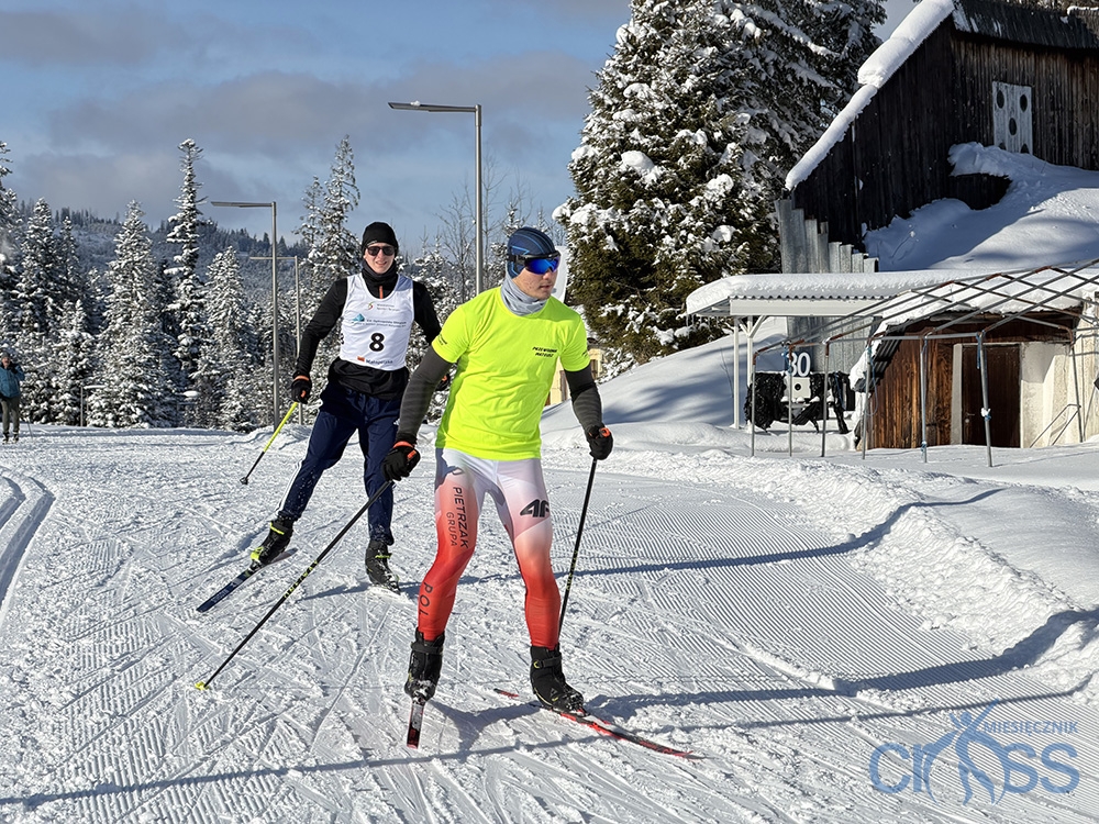 dwie osoby na nartach