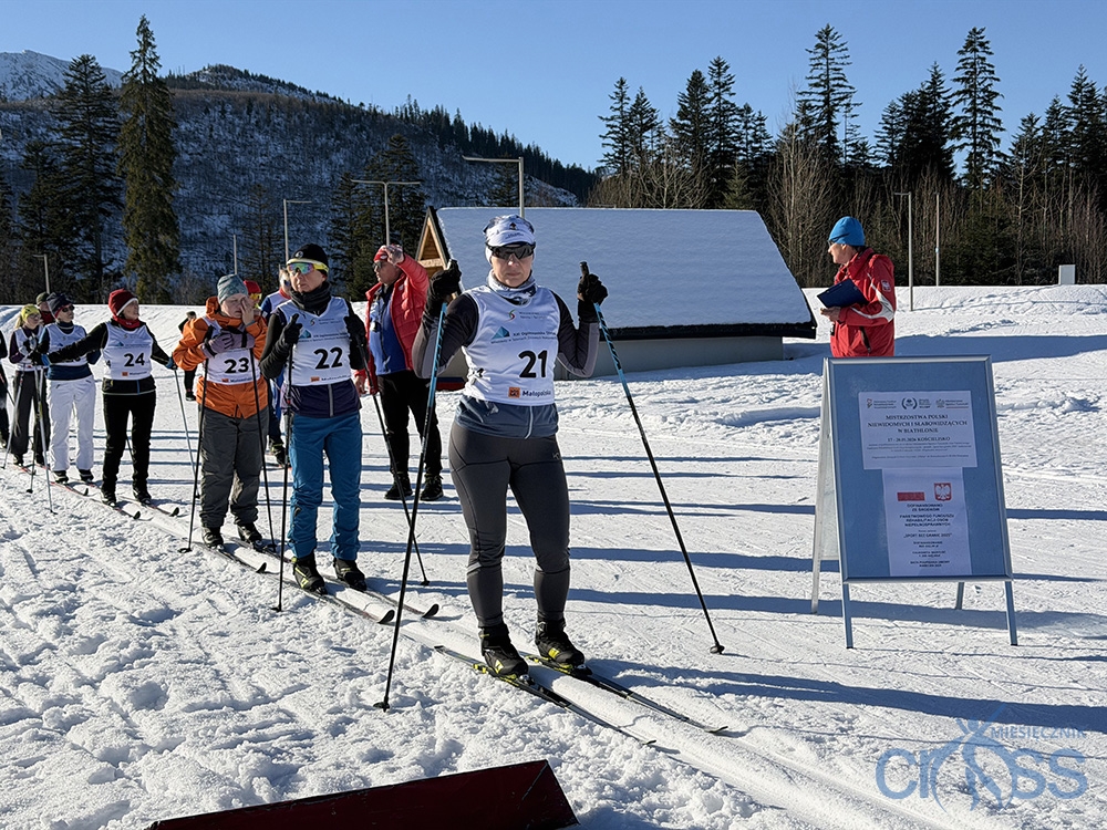 grupa os&oacute;b na nartach na lini startu
