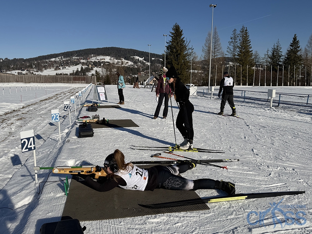 grupa os&oacute;b na stanowiskach strzeleckich