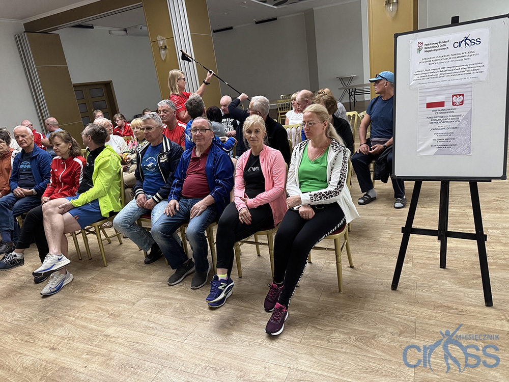 grupa os&oacute;b na sali