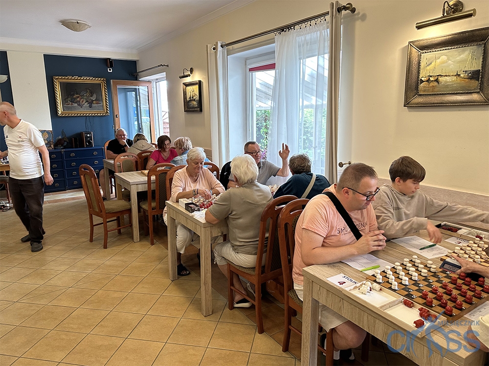 grupa os&oacute;b gra w warcaby