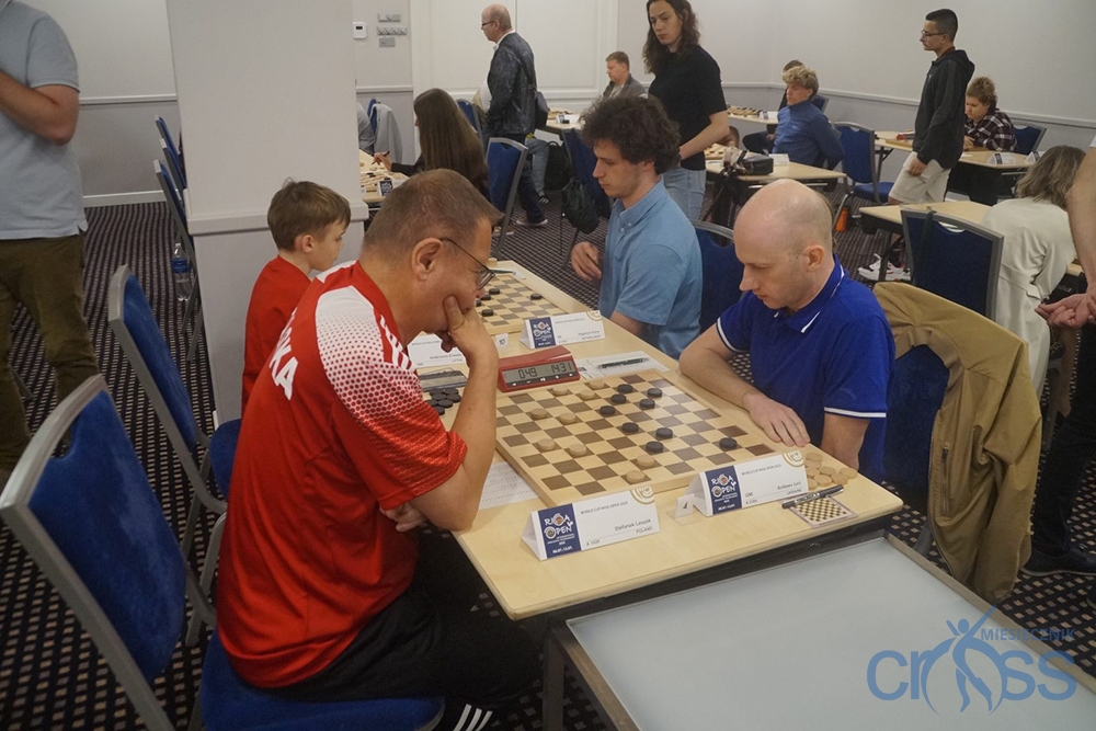 grupa os&oacute;b gra w warcaby