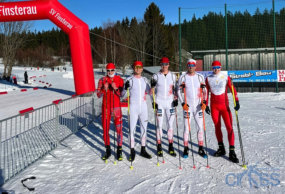 grupa os&oacute;b w strojach biegowych