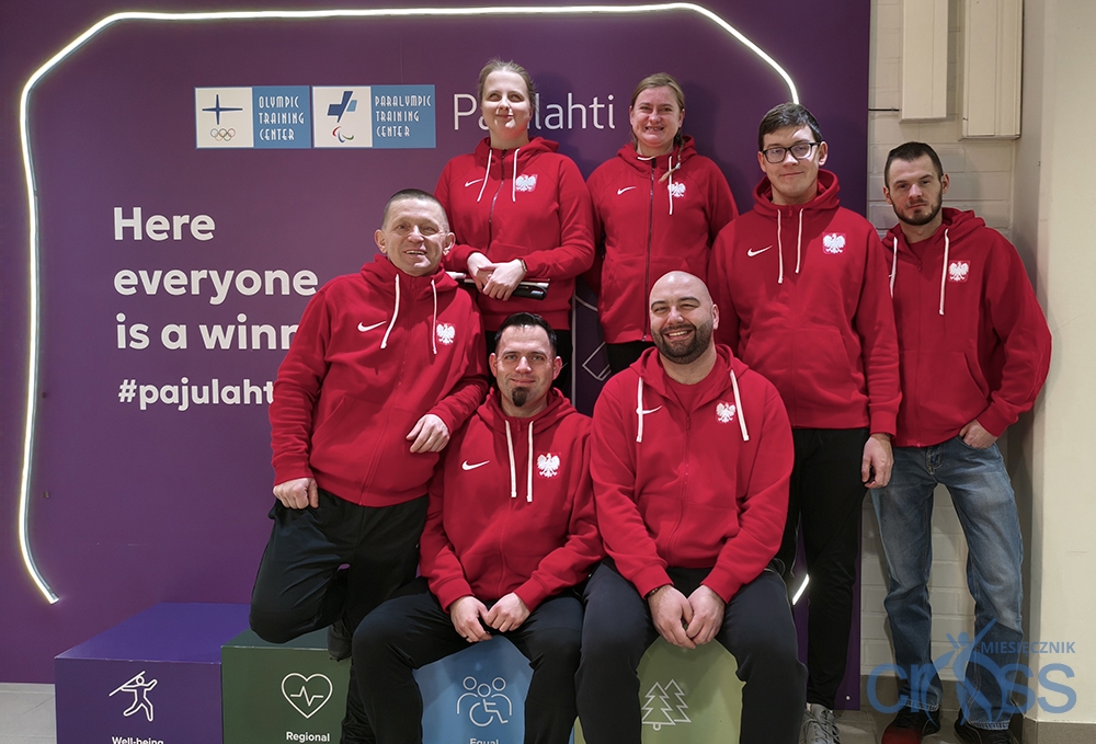 grupa os&oacute;b w czerwonych dresach