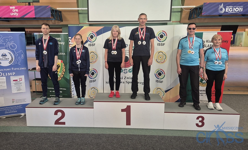 grupa os&oacute;b na podium