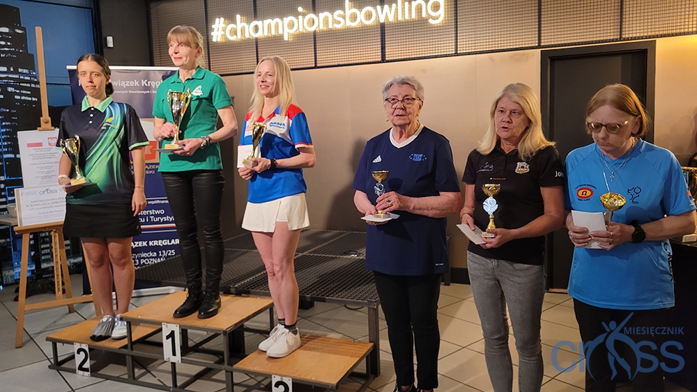 grupa os&oacute;b na podium