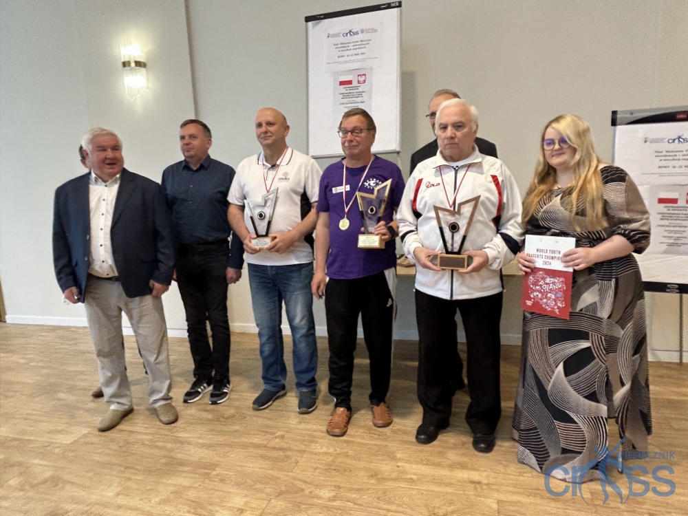 grupa os&oacute;b z pucharami